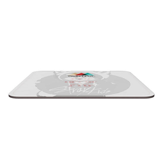 Tapis de souris : Le socle du désordre maîtrisé — Stray Kids, l’instinct brut qui trouve sa forme.