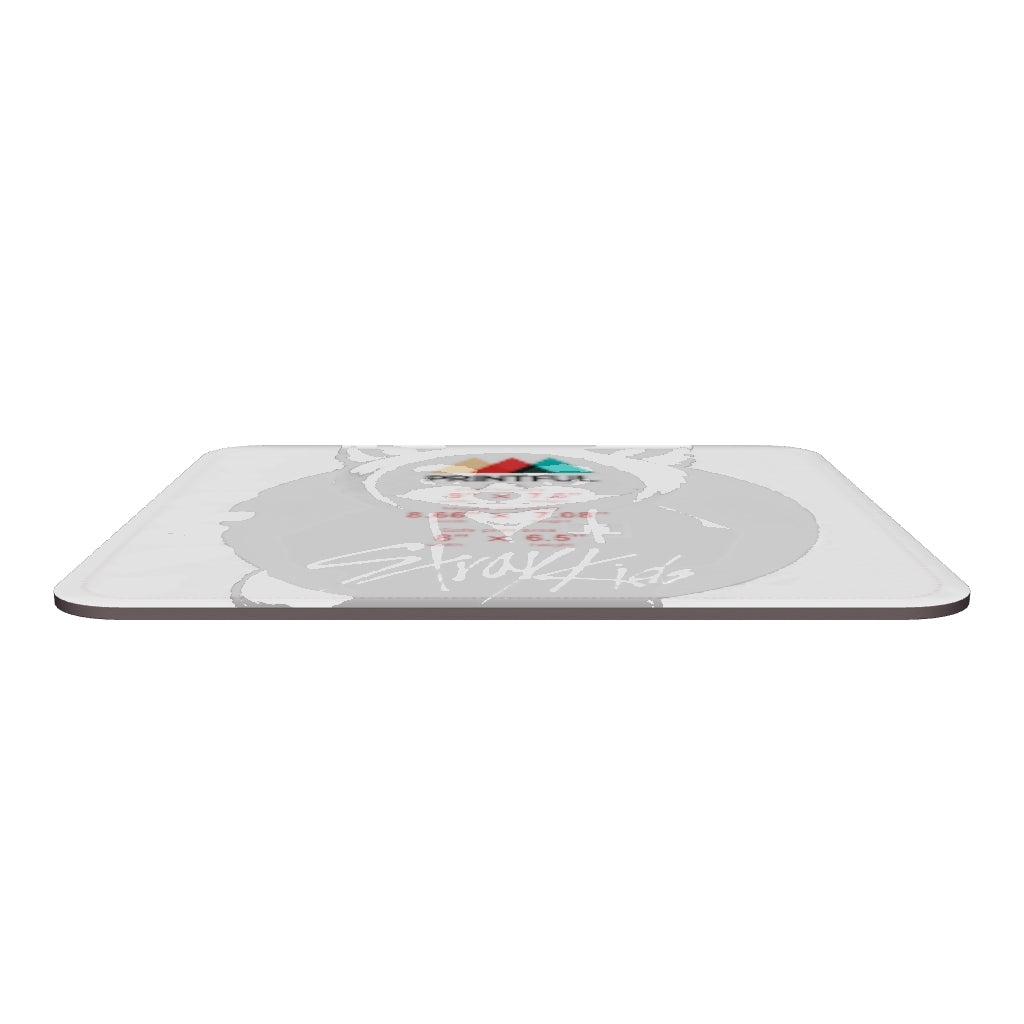 Tapis de souris : Le socle du désordre maîtrisé — Stray Kids, l’instinct brut qui trouve sa forme.